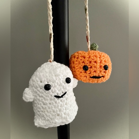 Handcrafted Halloween ghost & Pumpkin mirror hanger, crochet Halloween - Picture 4 of 9